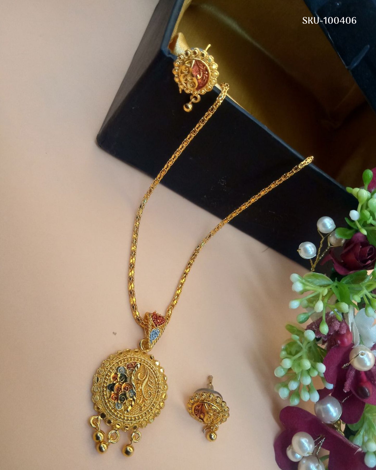 🌺 Traditional Gold-Tone Pendant & Earring Set